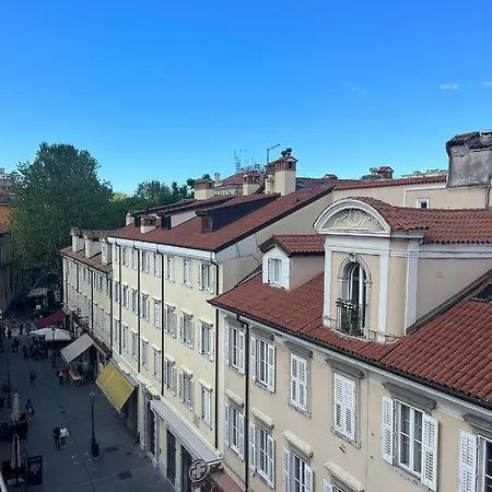 Charlotte Deluxe Apartament Near Piazza Unita Appartamento *