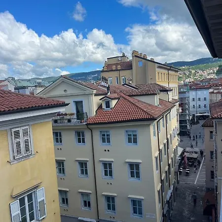 Appartamento Charlotte Deluxe Apartament Near Piazza Unita