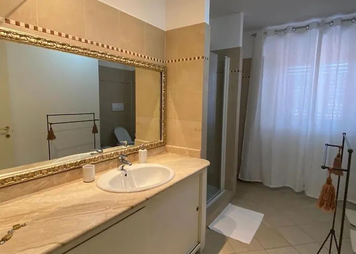 Charlotte Deluxe Apartament Near Piazza Unita