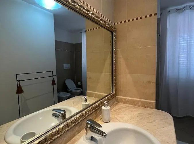 Charlotte Deluxe Apartament Near Piazza Unita Lägenhet *