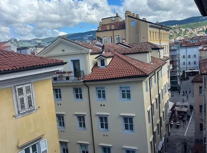 Charlotte Deluxe Apartament Near Piazza Unita Lägenhet *