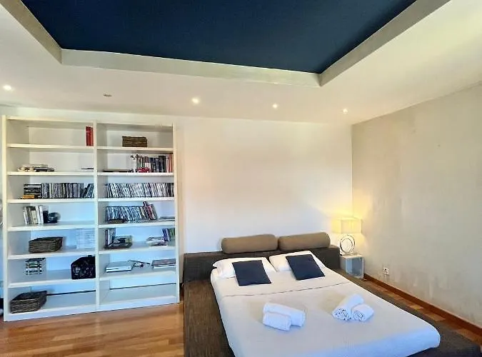 Charlotte Deluxe Apartament Near Piazza Unita Lägenhet