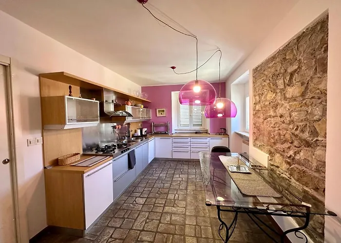 Charlotte Deluxe Apartament Near Piazza Unita Lägenhet
