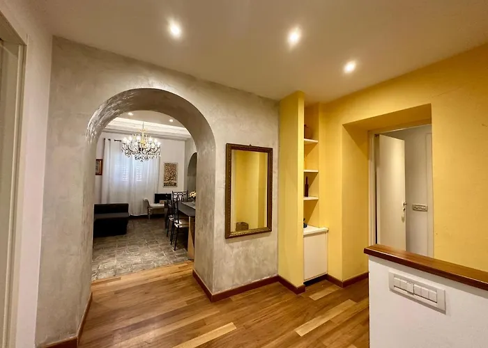 Charlotte Deluxe Apartament Near Piazza Unita Lägenhet