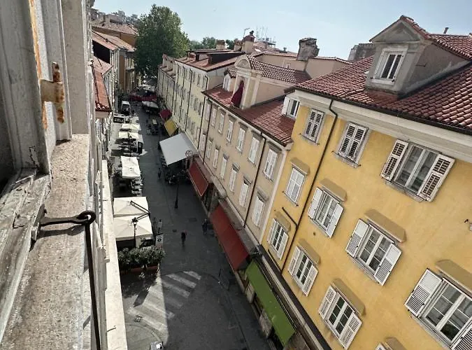 Lägenhet Charlotte Deluxe Apartament Near Piazza Unita *