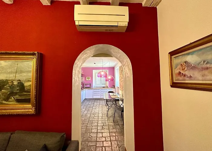 Charlotte Deluxe Apartament Near Piazza Unita